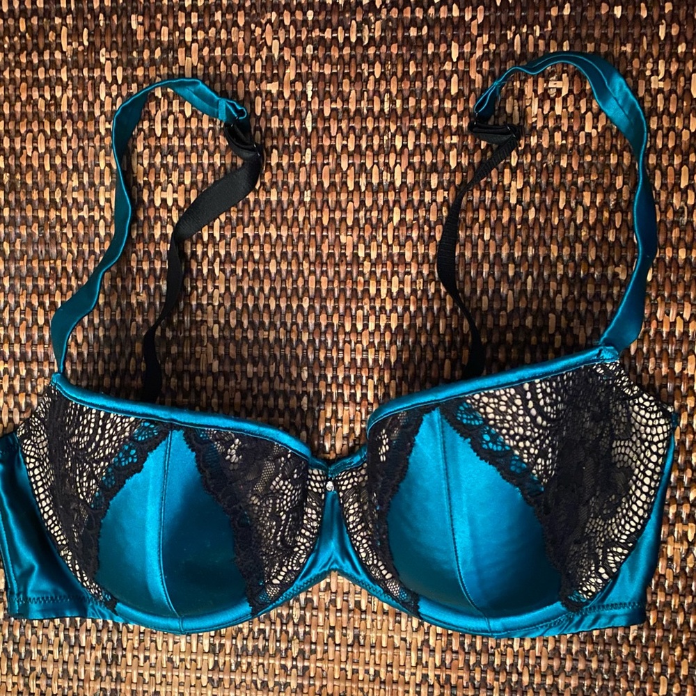 Demi bra